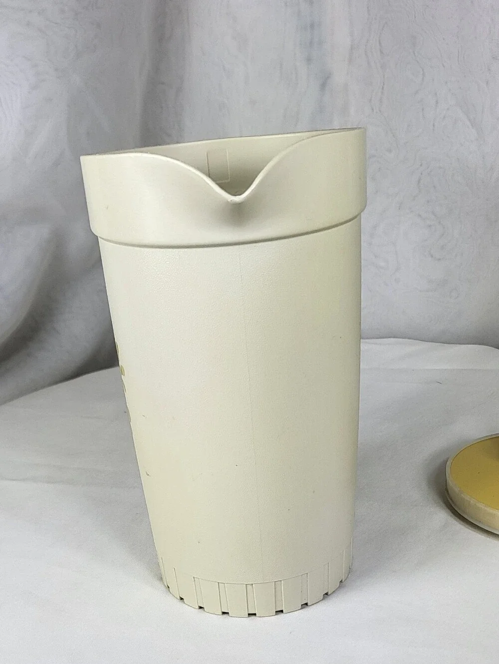 Tupperware #874-14 Almond Harvest Gold 1.5qt Pitcher With Push Button Lid